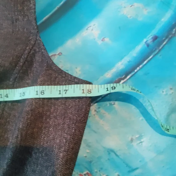 Top. - Picture 3 of 3